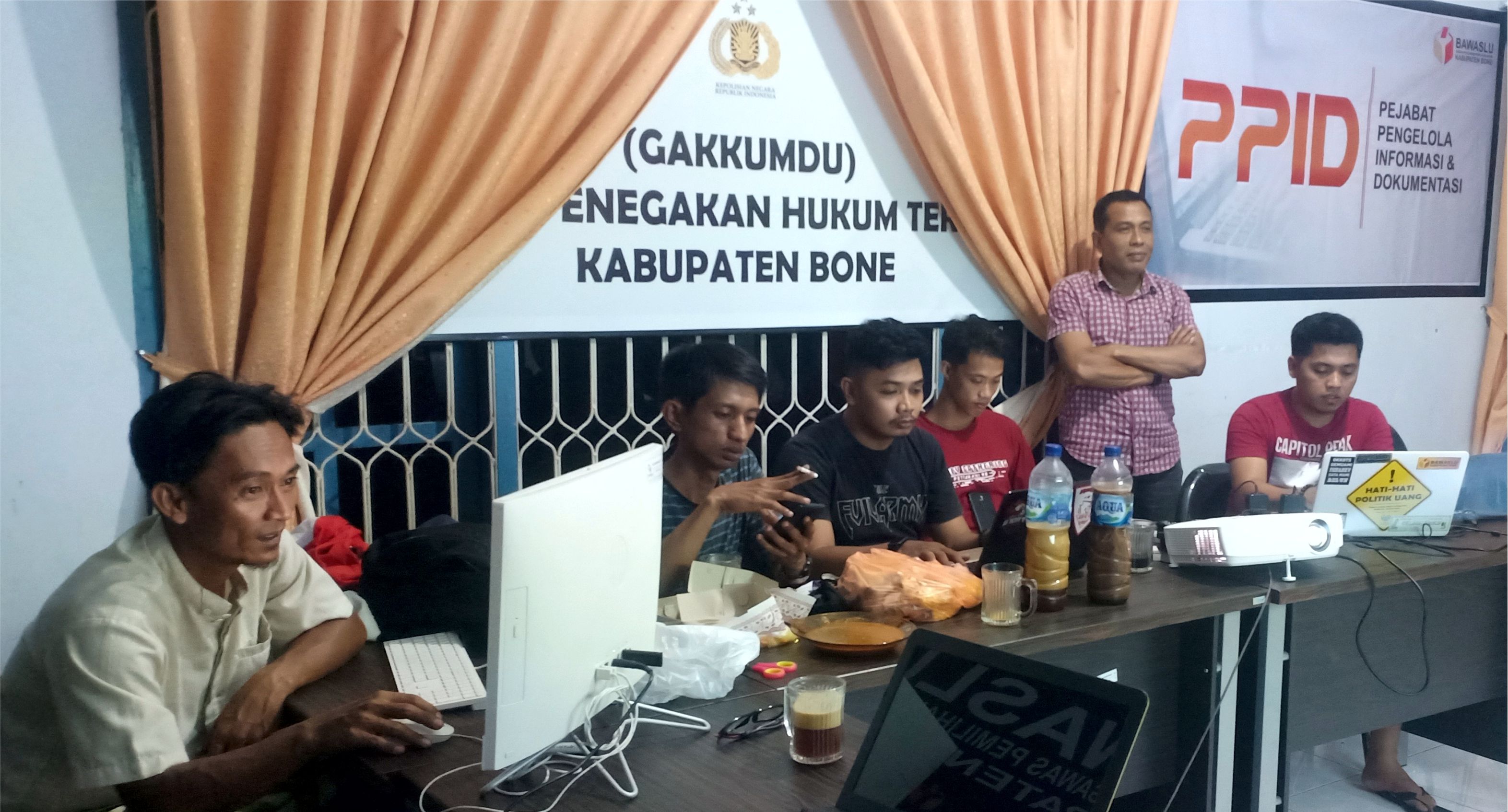 BAWASLU BONE KERJA LEMBUR DALAM PEMBUATAN BUKU KINERJA