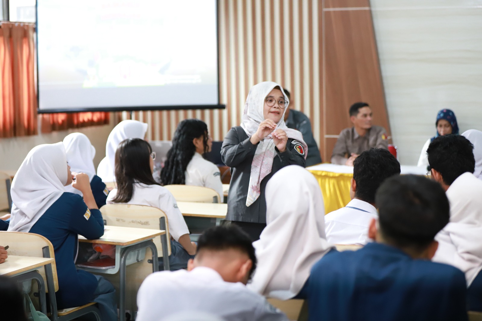 lolly mengajar