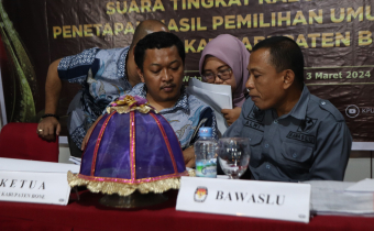 Sebelum Penandatanganan Penetapan Hasil Rekapitulasi Kabupaten, Alwi Menyampaikan Saran Perbaikan Untuk KPU