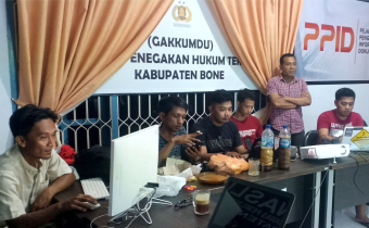 BAWASLU BONE KERJA LEMBUR DALAM PEMBUATAN BUKU KINERJA