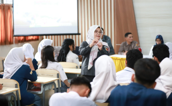 lolly mengajar